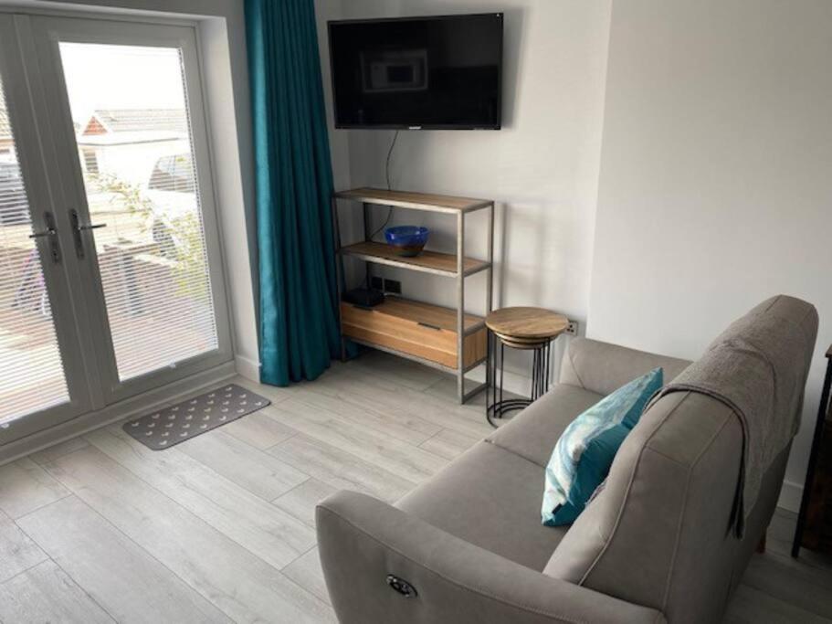 Luxury Mumbles View Studio Apartment Суонси Экстерьер фото
