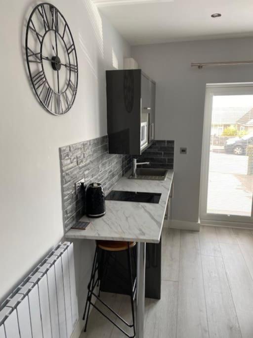 Luxury Mumbles View Studio Apartment Суонси Экстерьер фото
