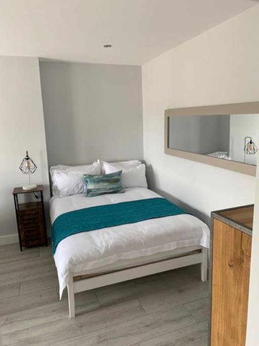 Luxury Mumbles View Studio Apartment Суонси Экстерьер фото