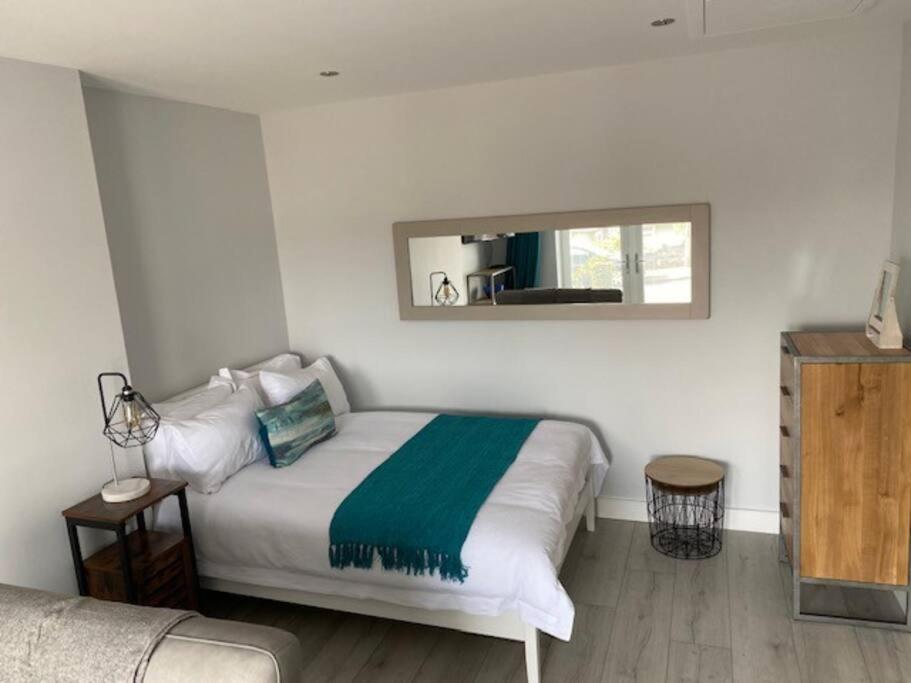 Luxury Mumbles View Studio Apartment Суонси Экстерьер фото